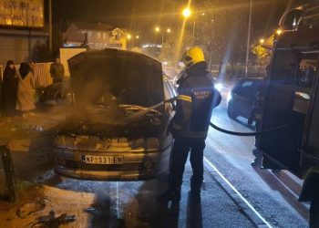 NOVI PAZAR: U BLIZINI VRTIĆA ZAPALIO SE AUTOMOBIL