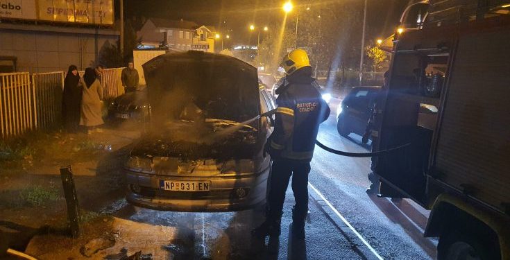 NOVI PAZAR: U BLIZINI VRTIĆA ZAPALIO SE AUTOMOBIL