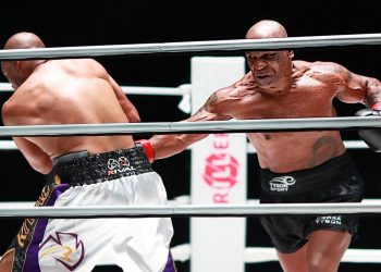 ČELIČNI MAJK PONOVO ODUŠEVIO SVET: Bokserske legende priredile neviđen SPEKTAKL! TAJSON BESNEO POSLE BORBE (VIDEO)