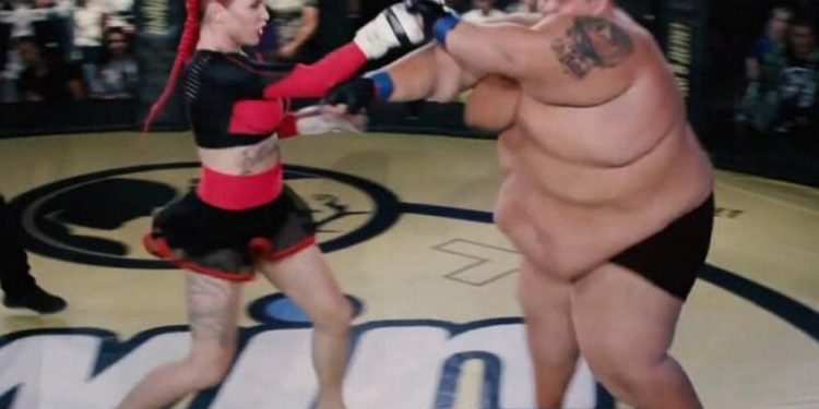 ŽENA PRETUKLA MUŠKARCA OD 240 KILOGRAMA! O ovom bizarnom MMA meču bruji ceo svet! UBILA BOGA U NJEMU (VIDEO)