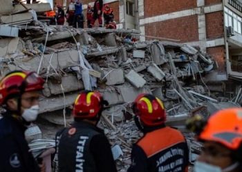 SPASIOCI IZVUKLI ČOVJEKA ISPOD RUŠEVINA U IZMIRU, OVO JE PRVO REKAO