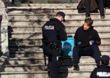 Kažnjen sa 400 evra jer je jeo burek bez maske