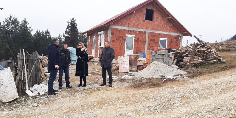 Narodna poslanica Selma Kučević obišla ugroženu porodicu Vejselović