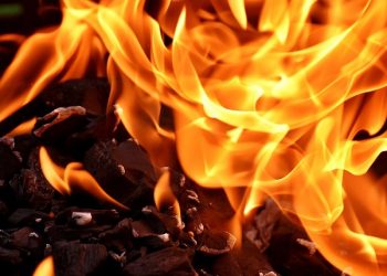 ( VIDEO) EKSPLOZIJA U NOVOM PAZARU! Buknuo požar u ugostiteljskom objektu – POVREĐEN MUŠKARAC!