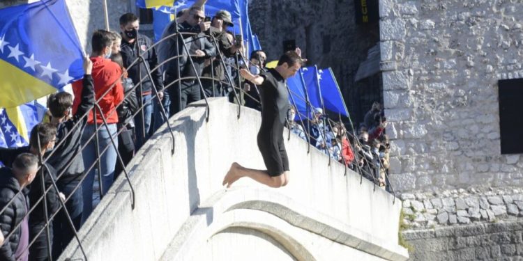 ( VIDEO) SKOK BEZ APLAUZA: OBILJEŽENA 27.GODIŠNJICA RUŠENJA STAROG MOSTA U MOSTARU