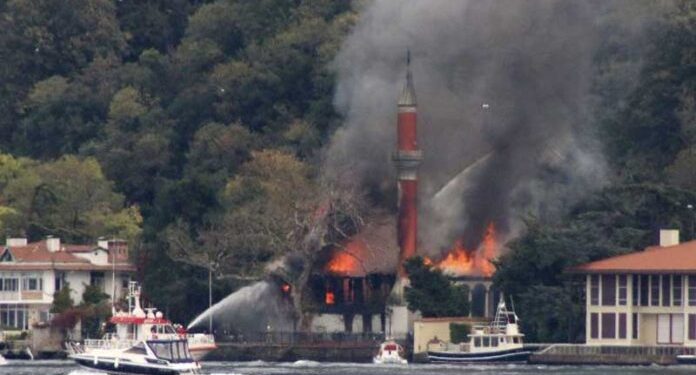 Istanbul / Gorjela drvena džamija iz 17. vijeka