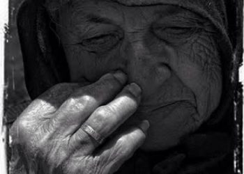 Poučna priča: Bogataš posjetio staru majku i pitao šta joj treba, a njen odgovor ga natjerao na suze