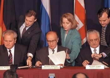 SVAKI DAN NAM SE OTIMA DRŽAVA : 25 GODINA OD POTPISIVANJA DEJTONSKOG SPORAZUMA I GENOCIDA U SREBRENICI
