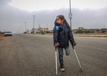 TEŠKA SUDBINA DJEVOJČICE FATME BEZ NOGE: UZ POMOĆ ŠTAKA SVAKODNEVNO PJEŠAČI TRI KILOMETRA DO ŠKOLE