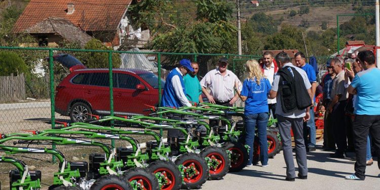 ( VIDEO) Podela poljoprivrednih mašina za raseljena lica u Tutinu