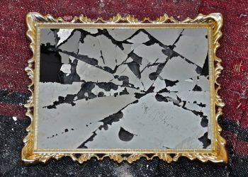 Praznovjerja među Bošnjacima: Znak nesreće – razbijeno ogledalo