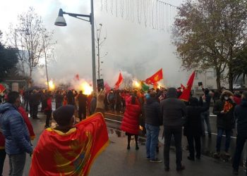 “OVO NEĆE PROĆI BEZ KRVI” Tenzije u Podgorici, novi protest ispred Skupštine, policija pojačano obezbeđuje parlament (VIDEO)