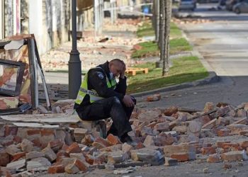 SLIKA DANA : Suze Hrvatskoj policajca između ruševina, posle veoma jakog zemljotresa u Petrinju