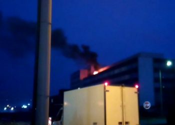(VIDEO)  POGLEDAJTE, BUKTI POŽAR U PALATI PRAVDE U KRAGUJEVCU: Vatra zahvatila krov