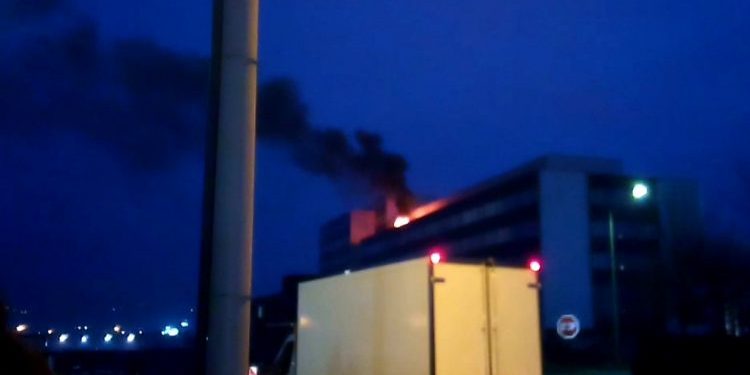 (VIDEO)  POGLEDAJTE, BUKTI POŽAR U PALATI PRAVDE U KRAGUJEVCU: Vatra zahvatila krov