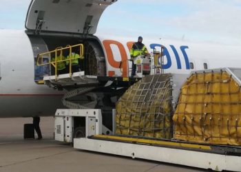 VELIKI TRENUTAK ZA SRBIJU U BORBI PROTIV KORONE Avion sa prvim dozama Fajzerove vakcine sleteo na beogradski aerodrom (VIDEO)
