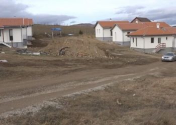 (VIDEO) Završava se izgradnja 9 montažnih kuća za povrtanike iz inostranstva