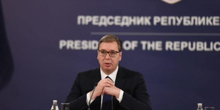 I MAJKA PREDSEDNIKA VUČIĆA IMA KORONU, ocu se bore za život: Aleksandar i Andrej zagrljeni čekaju vesti