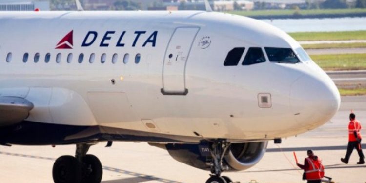 Putnici otvorili vrata i iskočili iz aviona u pokretu