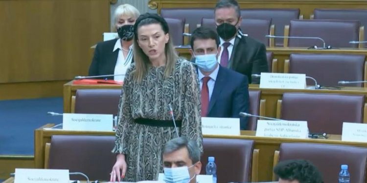 (VIDEO) Kenana Strujić-Harbić poručila Krivokapiću: Srebrenica je najvažnija riječ u jeziku Bošnjaka