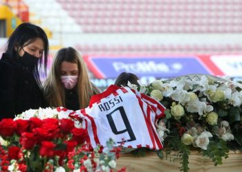 Biviši saigrači nosili Rosijev kovčeg, ispraćen počasnom bakljadom (VIDEO)