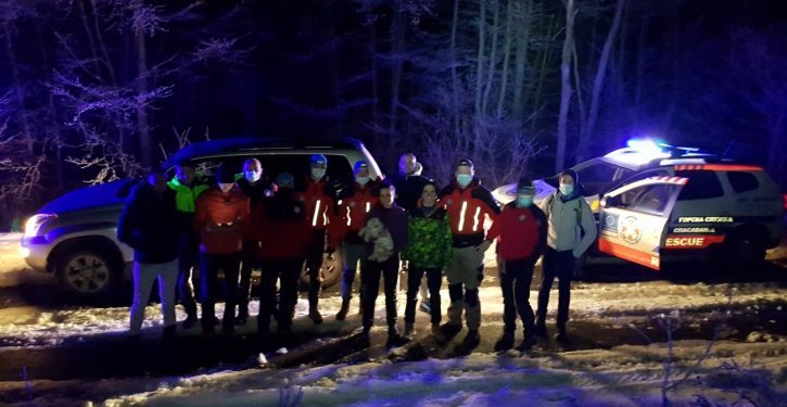 PRVA FOTOGRAFIJA MILICE I STEFANA Nasmejana lica mladog para i njihovih spasilaca posle 40 sati dramatične potrage po ledenom terenu