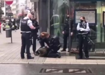 POLICIJA MUSLIMANKI STAVILA LISICE ZBOG NE NOŠENJA MASKE: OBORILI JE NA ZEMLJU PRED NJENIM DJETETOM