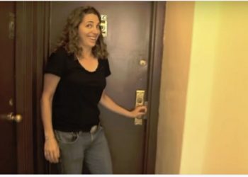 (VIDEO) NJEN STAN IMA SAMO 8 KVADRATA! Kada otvori vrata, šokiraćete se načinom na koji živi