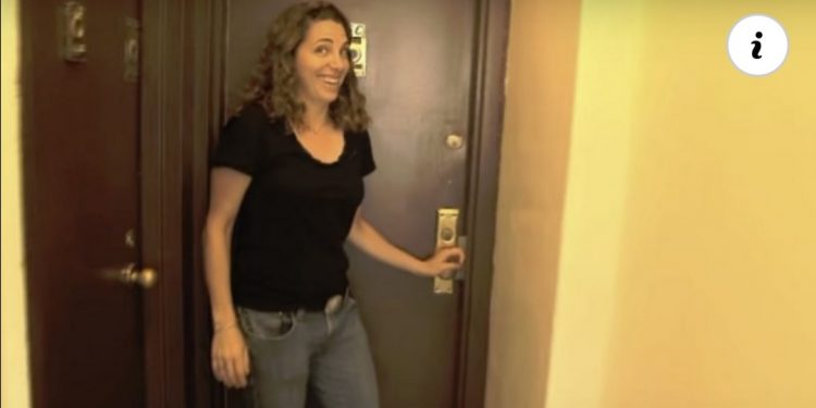 (VIDEO) NJEN STAN IMA SAMO 8 KVADRATA! Kada otvori vrata, šokiraćete se načinom na koji živi