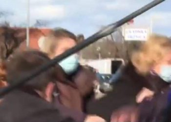 (VIDEO) POTRESNO: Uhvaćen trenutak početka zemljotresa u Petrinji: “Ne, ne, mir, ne!”