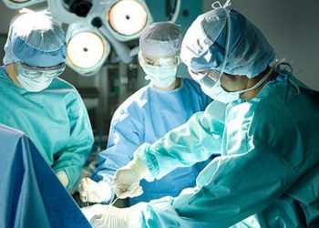 ZNATE LI ZAŠTO HIRURZI TOKOM OPERACIJA NOSE SAMO PLAVE ILI ZELENE UNIFORME