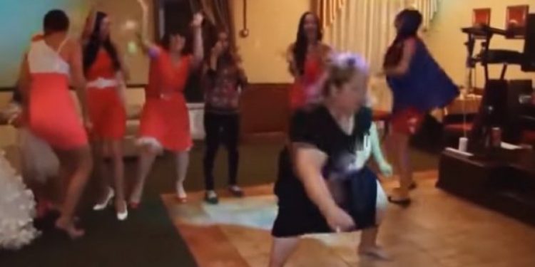 TAŠTA SE NAPILA NA SVADBI, pa napravila NEVIĐENI SKANDAL! OLEŠILA SE od alkohola, a njen potez je ZGROZIO SVE, MLADENCIMA PRESELO! (VIDEO)