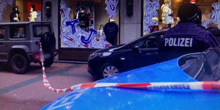 SRPSKI PINK PANTERI POHARALI EVROPU: U Nemačkoj kolima uleteli u zlataru i ukrali nakit od 3 MILIONA EVRA, a evo kako su PALI U BEOGRADU (VIDEO)