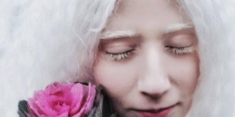 “Ja sam dete Meseca, zovite me Sumi”: Svetlanu iz Obrenovca su vršnjaci zvali “vampir” a danas na Instagramu oduzima dah svojim izgledom