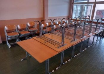 Nove klupe i stolice za škole na Donjoj Pešteri (FOTO)
