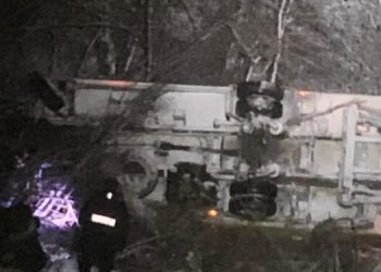 (FOTO) KAMION SLETIO SA PUTA KOD RIBARIĆA, VOZAČ LAKŠE POVRIJEĐEN