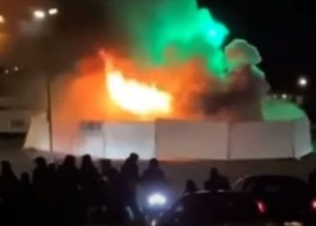 Video: Neredi u Holandiji, zapaljen centar za testiranje