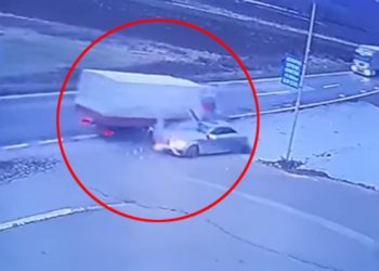 SNIMAK UŽASA KOD RAŠKE: Velikom brzinom PRETICAO KOLONU ŠLEPERA pa naleteo na teretnjak iz suprotnog smera (VIDEO)
