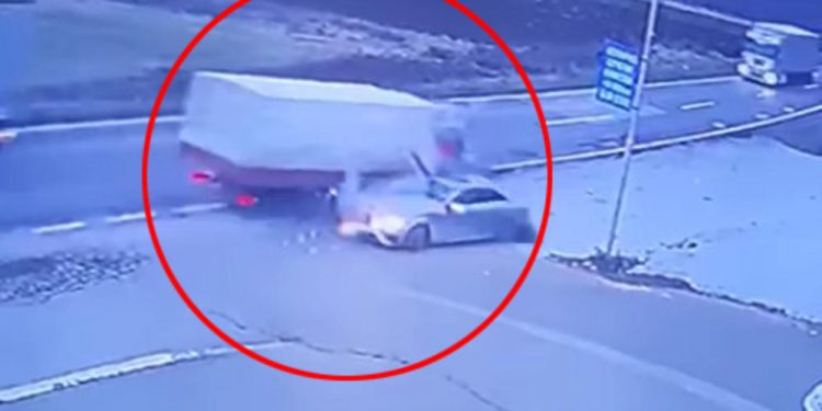 SNIMAK UŽASA KOD RAŠKE: Velikom brzinom PRETICAO KOLONU ŠLEPERA pa naleteo na teretnjak iz suprotnog smera (VIDEO)
