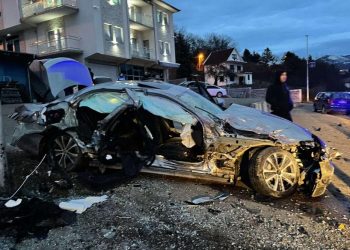 PRVE SLIKE STRAŠNOG UDESA NA IBARSKOJ MAGISTRALI: Sudarila se 3 automobila, od siline jednom izleteo motor! Petoro povređenih