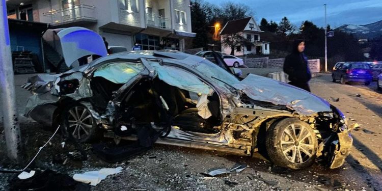 PRVE SLIKE STRAŠNOG UDESA NA IBARSKOJ MAGISTRALI: Sudarila se 3 automobila, od siline jednom izleteo motor! Petoro povređenih