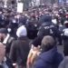 (VIDEO) INCIDENTI U BEČU: Protivnici korona mera probili policijski kordon!