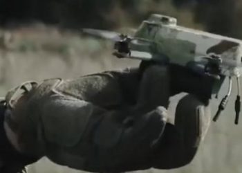 (VIDEO) BUDUĆNOST RATOVANJA JE STIGLA! Počelo korišćenje nano dronova, staju u dlan a njihove mogućnosti su neverovatne