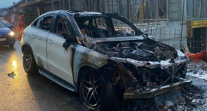 Zapaljena vozila Novopazarcu ispred kuće (video)