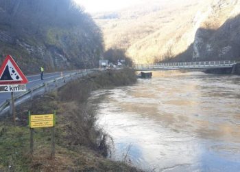 Saobraćajna nezgoda – Sjeničaci automobilom sleteli sa mosta u rijeku