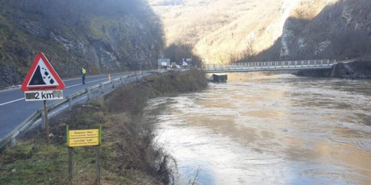 Saobraćajna nezgoda – Sjeničaci automobilom sleteli sa mosta u rijeku