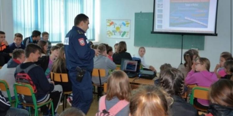 OVO JE SKANDALOZNO: Djevojčici smanjili vladanje u školi jer je slavila Dan državnosti BiH