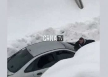 NEZAPAMĆENA GUŽVA NA BJELAŠNICI: Pogledajte nesvakidašnje guranje automobila na snijegu visokom skoro dva metra (VIDEO)
