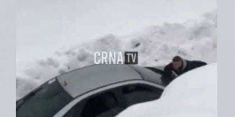 NEZAPAMĆENA GUŽVA NA BJELAŠNICI: Pogledajte nesvakidašnje guranje automobila na snijegu visokom skoro dva metra (VIDEO)