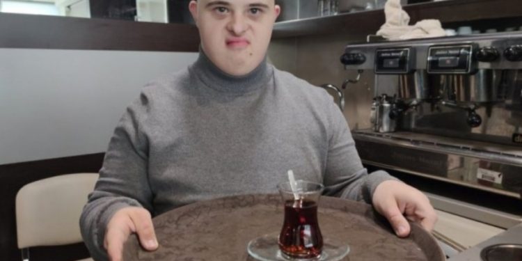 EMIR RADI I HOĆE DA SE ŽENI: Mladić s daunovim sindromom brzo postao omiljeni konobar u Novom Pazaru